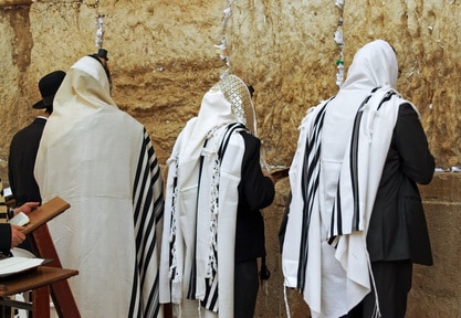 Religieux juifs priant devant le Mur des Lamentations a Jerusalem