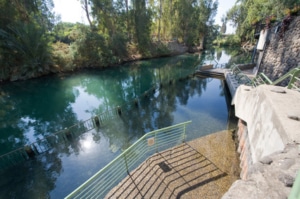 Yardenit, site de baptême dans les eaux du Jourdain