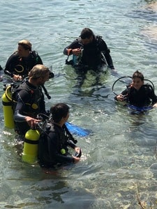 Groupe de plongeurs a Dolphin Reef a Eilat