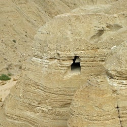 Les parchemins des grottes de Qumran dans le désert de Judée