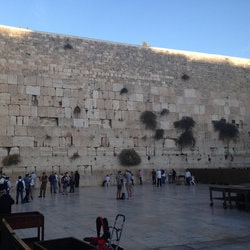 Le Mur des Lamentations (ou Kotel) à Jérusalem est le lieu le plus saint pour le judaisme