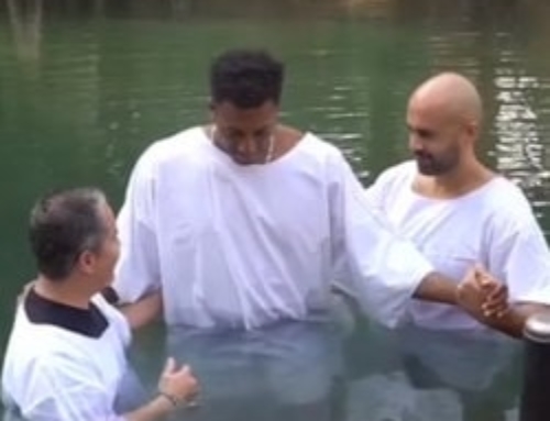 Baptême à Yardenit du chanteur Lecrae