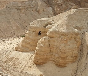 Les rouleaux de la mer Morte découverts dans les grottes de Qumran
