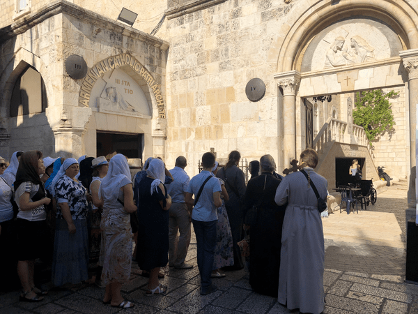 Pèlerins sur la Via Dolorosa ou Chemin de Croix à Jérusalem