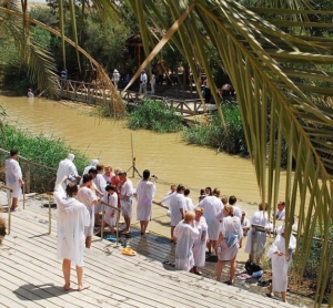 Baptême de pèlerins chrétiens a Qasr-Al-Yahud