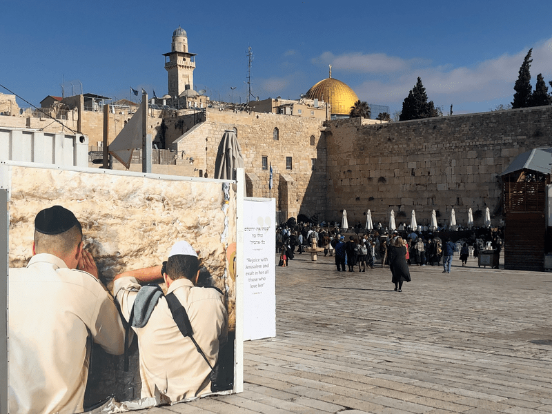 Mur des Lamentation avec le Dôme du Rocher en arrière plan