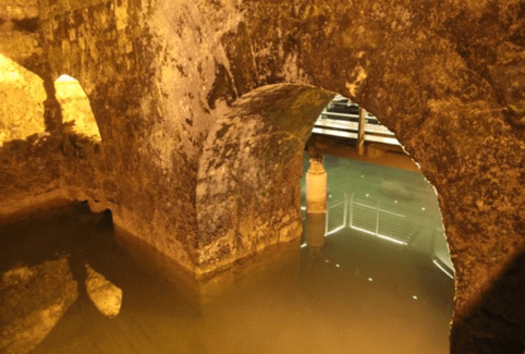 Eaux dans les tunnel sous le Mur des Lamentations