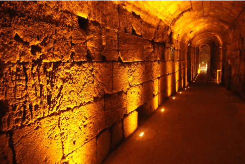 Visite guidée dans les tunnels du mur des Lamentations