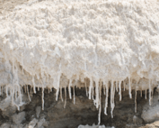 Du sel de la mer Morte recourant des rochers et formant des stalactites