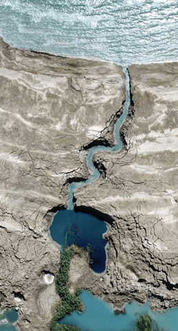 Vue aérienne de l'eau douce a la rencontre de la mer Morte