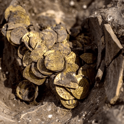 Découverte de 425 pièces d'or datant de 1100 ans lors de fouilles archéologiques