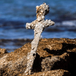 Une épée du temps des Croisés retrouvée par un plongeur israélien