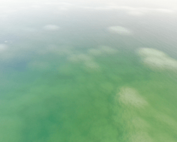 Vue aérienne des eaux de la mer Morte